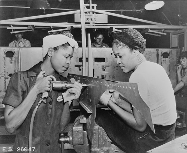 WW2 factory workers image. From the Library of Congress