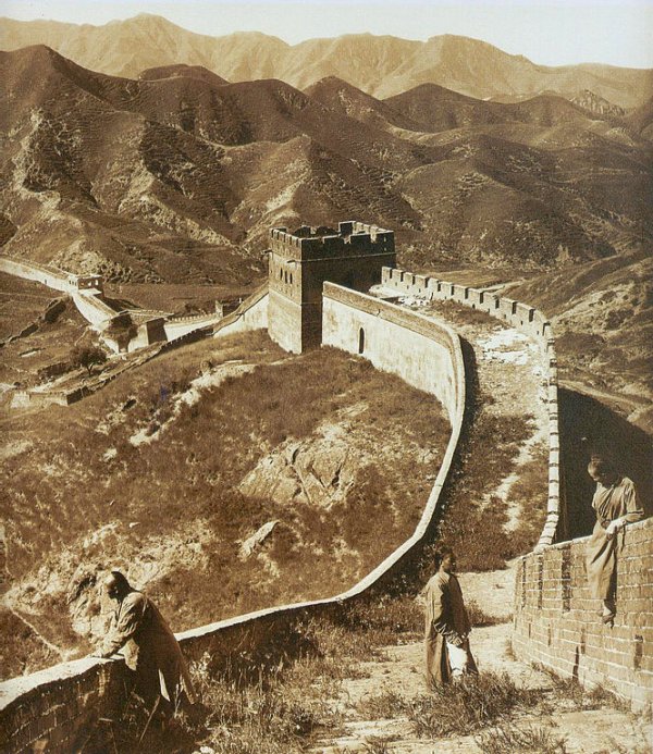 Image: Photo of the Great Wall of China taken by Herbet Ponting in 1907. From the Wikimedia Commons.