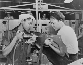 WW2 factory workers image. From the Library of Congress