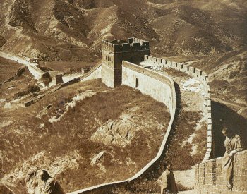 Image: Photo of the Great Wall of China taken by Herbet Ponting in 1907. From the Wikimedia Commons.